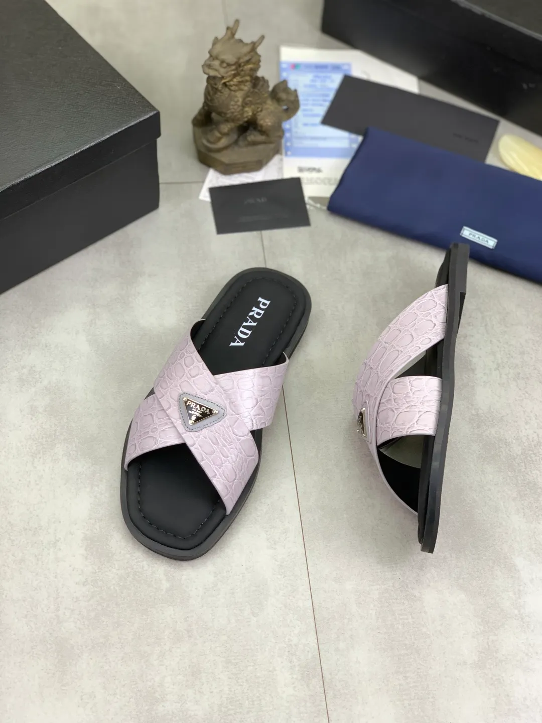 Men's shoes 💰P320💰【New style】🎁🎁🎁 PRADA Prada's new casual slippers, original official website 1:1, perfect workmanship, conveying a kind of noble luxury, sublimating its definition of luxury in Prada's high-end extraordinary craftsmanship. Original combination outsole, size: 39-46 colors 🉑️ to choose from